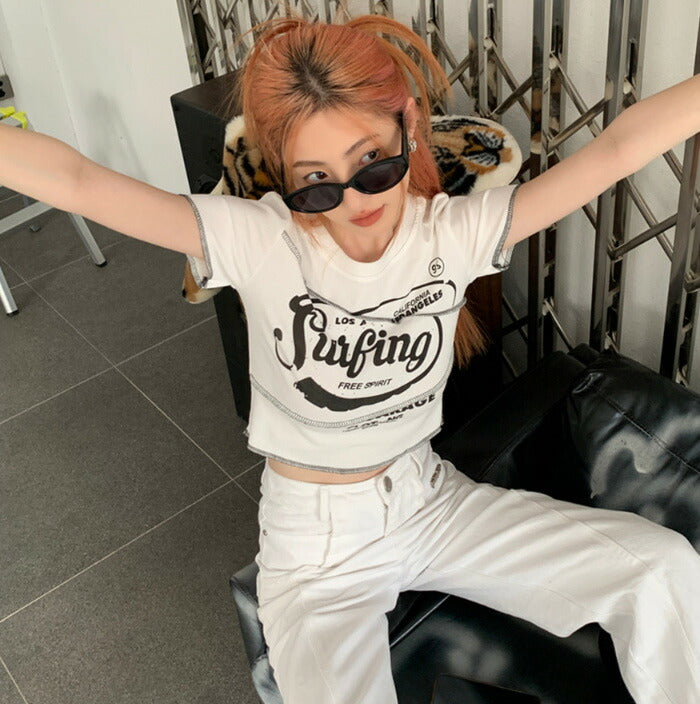 KICKSEWING（キックスウィング）ステッチポイントレタリングクロップTシャツ