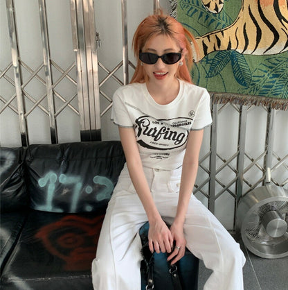 KICKSEWING（キックスウィング）ステッチポイントレタリングクロップTシャツ