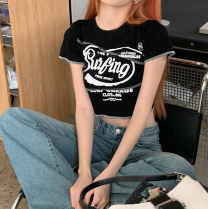 KICKSEWING（キックスウィング）ステッチポイントレタリングクロップTシャツ