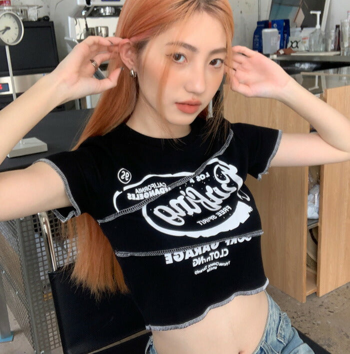 KICKSEWING（キックスウィング）ステッチポイントレタリングクロップTシャツ