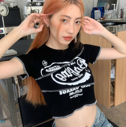 KICKSEWING（キックスウィング）ステッチポイントレタリングクロップTシャツ