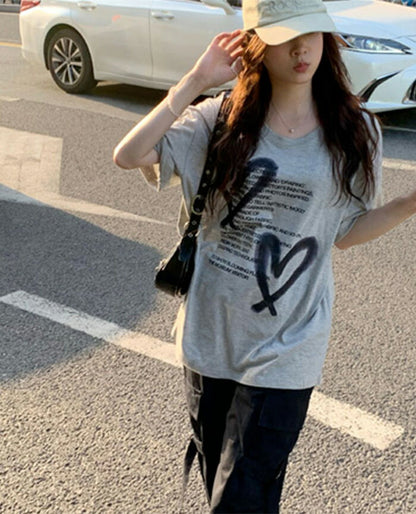 KICKSEWING（キックスウィング）モードレタリングハートルーズフィットTシャツ