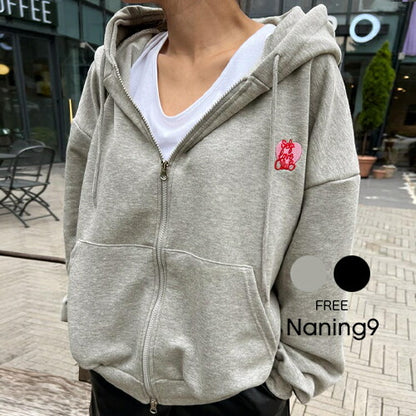 NANING9(ナンニング)プルテボ 刺繍 フード ジップアップ
